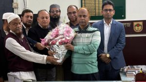 নব যোগদানকৃত অধ্যক্ষ মহোদয়কে ফুলেল শুভেচ্ছা প্রদান